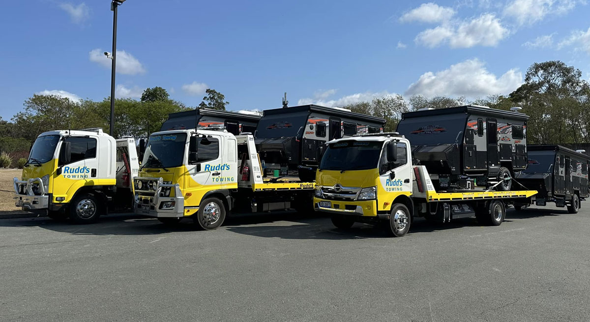 Tow Truck in Beachmere offering 24/7 towing